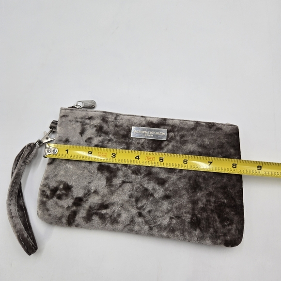 Adrienne Vittadini Gray Velvet Charging Wallet Wristlet - MSRP iPhone USB - Picture 9 of 9